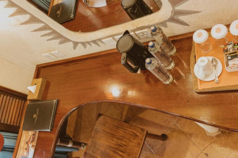 Un bureau vu d'en haut, avec une bouilloire, des bouteilles d'eau et un plateau pour le thé