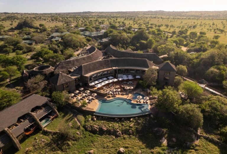 Le Four Seasons Safari Lodge Serengeti vu du ciel, avec sa piscine à débordement au milieu de la savane boisée