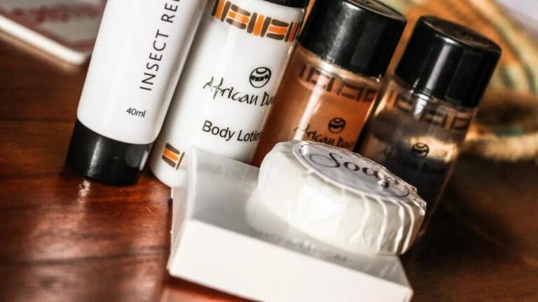 Un flacon de répulsif anti-insectes, une lotion et un savon emballé, en gros plan