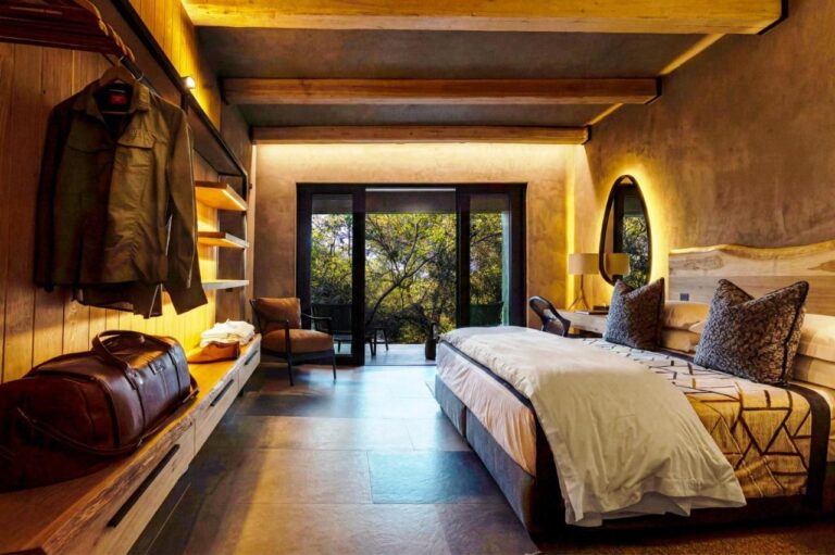 Une suite au grand lit, ouverte sur une terrasse dans les arbres