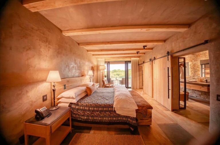 Une suite en longueur, du lit à la terrasse, avec la salle de bains derrière une porte coulissante