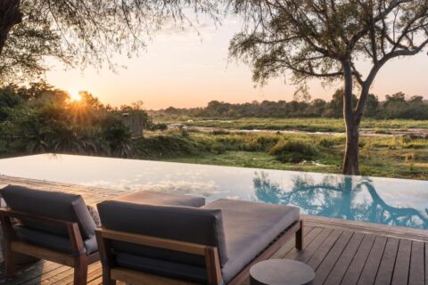 La piscine à débordement du Kruger Gate Hotel au-dessus de la rivière Sabie, au coucher du soleil