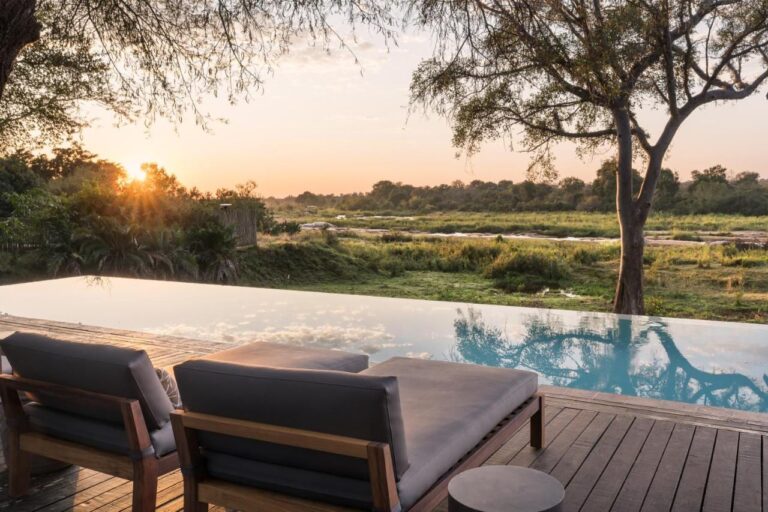 La piscine à débordement du Kruger Gate Hotel au-dessus de la rivière Sabie, au coucher du soleil