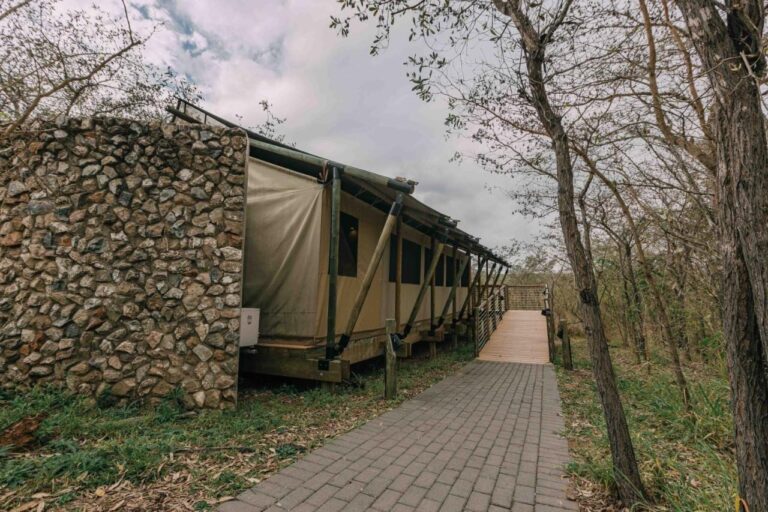 Une tente du lodge, mi-pierre mi-toile, au bout d'une allée pavée