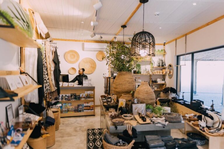 La boutique du lodge, avec vêtements, vannerie, livres et objets de décoration