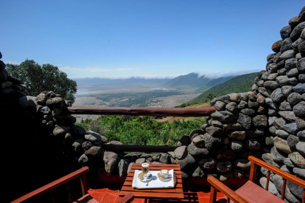 Deux cafés sur un balcon du Ngorongoro Serena Safari Lodge, entre des murs de pierres, au-dessus du cratère