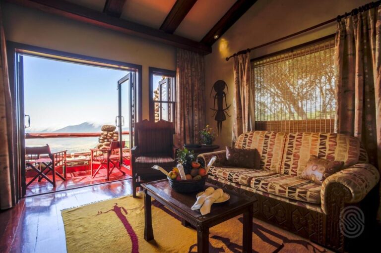 Le salon d'une suite ouvert sur un balcon, avec vue sur le cratère