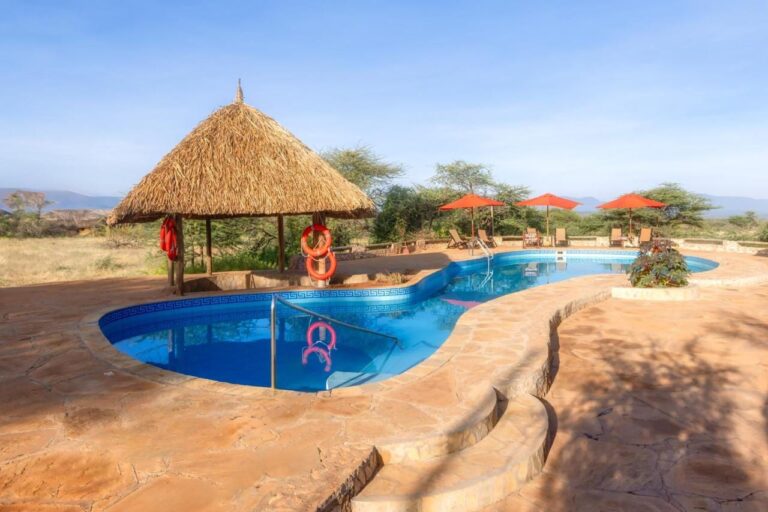 La piscine du Samburu Sopa Lodge, sa paillote aux bouées orange et ses parasols rouges face à la brousse