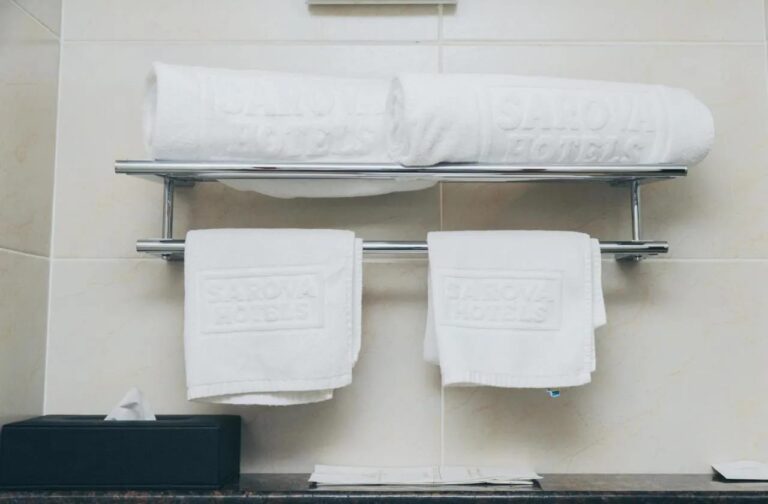 Des serviettes marquées au nom de Sarova Hotels, sur un porte-serviettes
