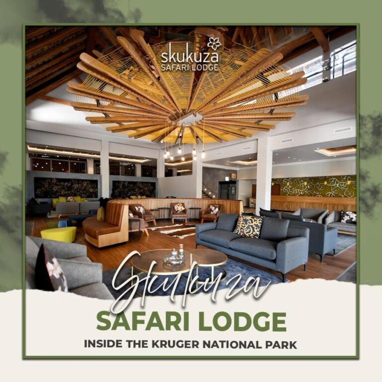 Le salon du hall du Skukuza Safari Lodge sous son plafond de lattes de bois en étoile, avec le nom du lodge écrit par-dessus