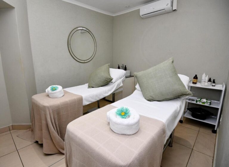 Une salle de soins du spa, avec deux tables de massage
