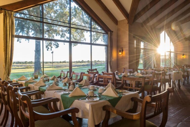 Le restaurant du Sweetwaters Serena Camp, avec ses tables dressées devant une grande baie vitrée sur la plaine