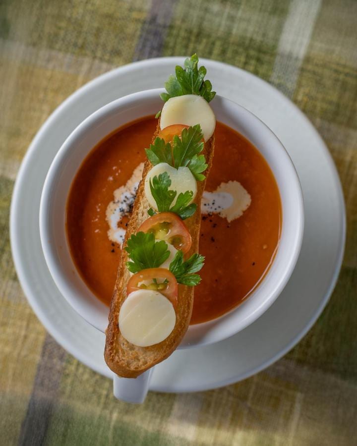 Un velouté servi avec des croûtons